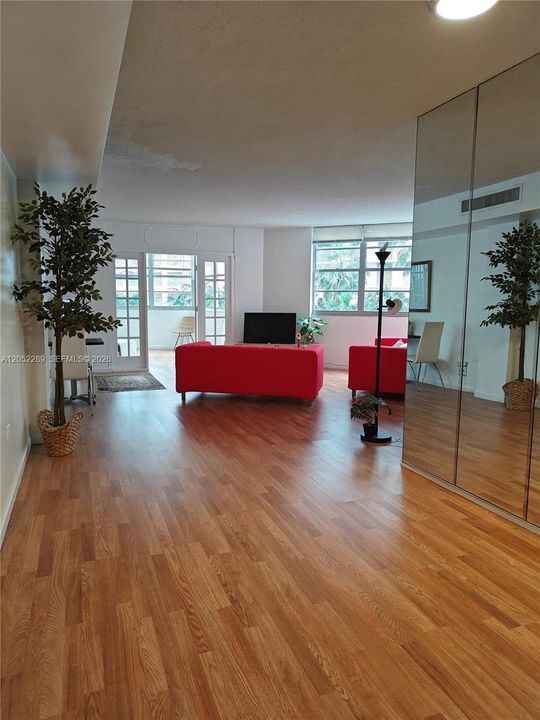 For Sale: $392,500 (2 beds, 2 baths, 990 Square Feet)
