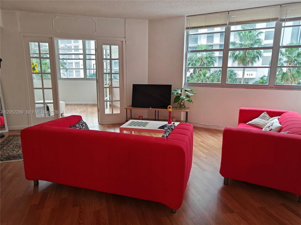For Sale: $392,500 (2 beds, 2 baths, 990 Square Feet)
