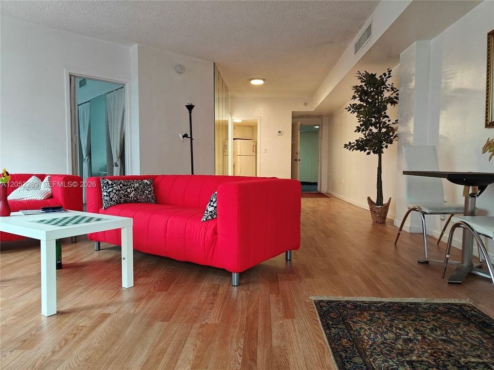 For Sale: $392,500 (2 beds, 2 baths, 990 Square Feet)