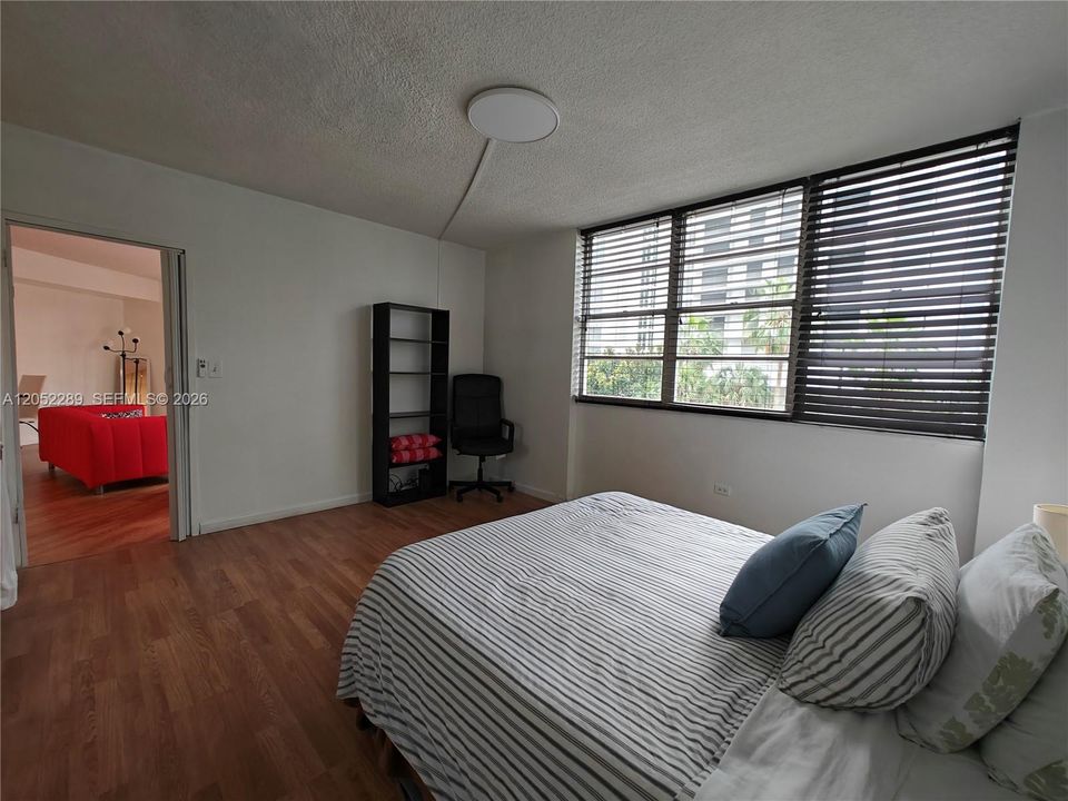 For Sale: $392,500 (2 beds, 2 baths, 990 Square Feet)