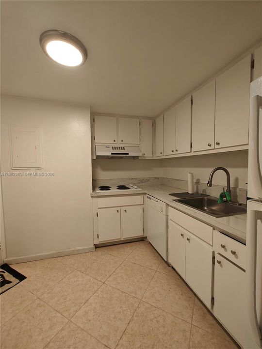 For Sale: $392,500 (2 beds, 2 baths, 990 Square Feet)