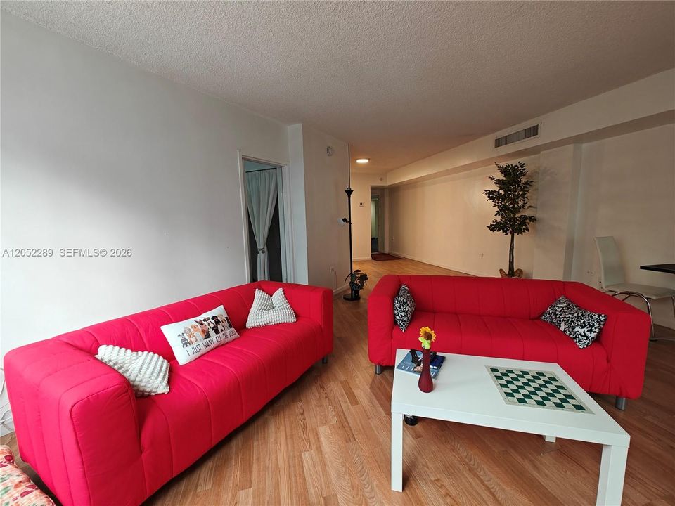 For Sale: $392,500 (2 beds, 2 baths, 990 Square Feet)