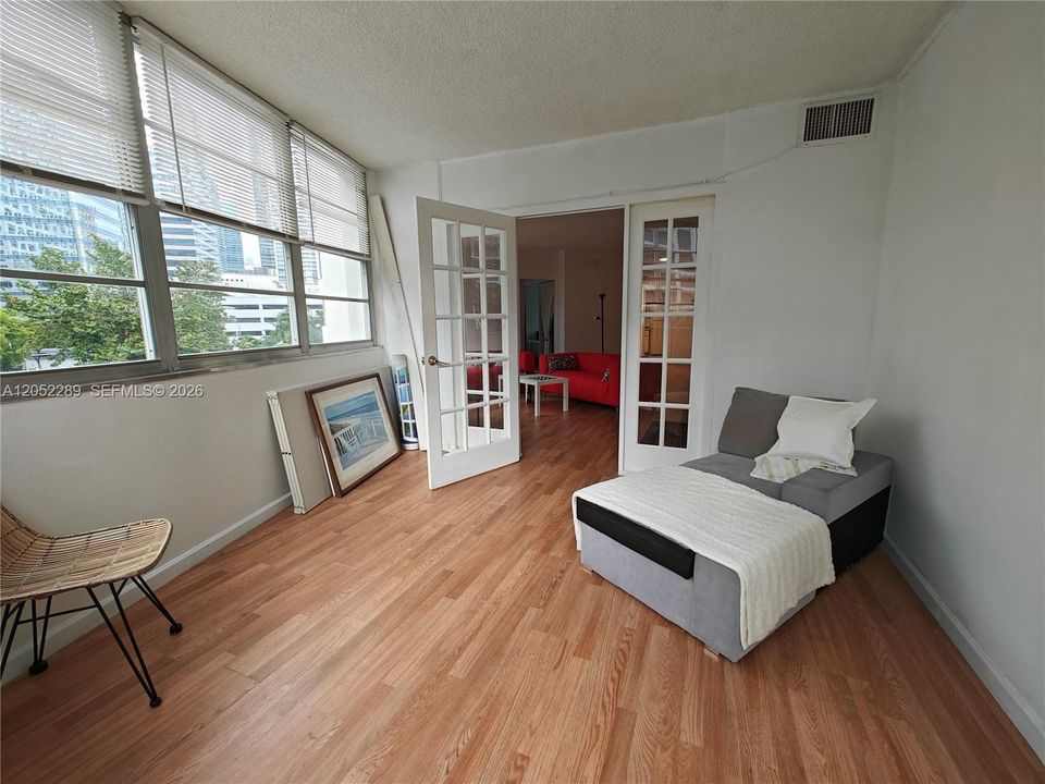 For Sale: $392,500 (2 beds, 2 baths, 990 Square Feet)