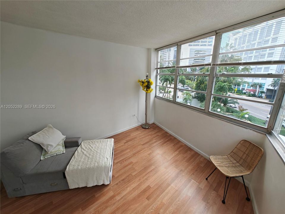For Sale: $392,500 (2 beds, 2 baths, 990 Square Feet)