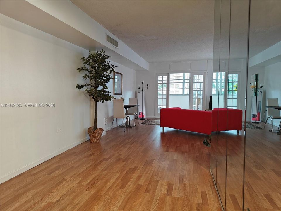 For Sale: $392,500 (2 beds, 2 baths, 990 Square Feet)