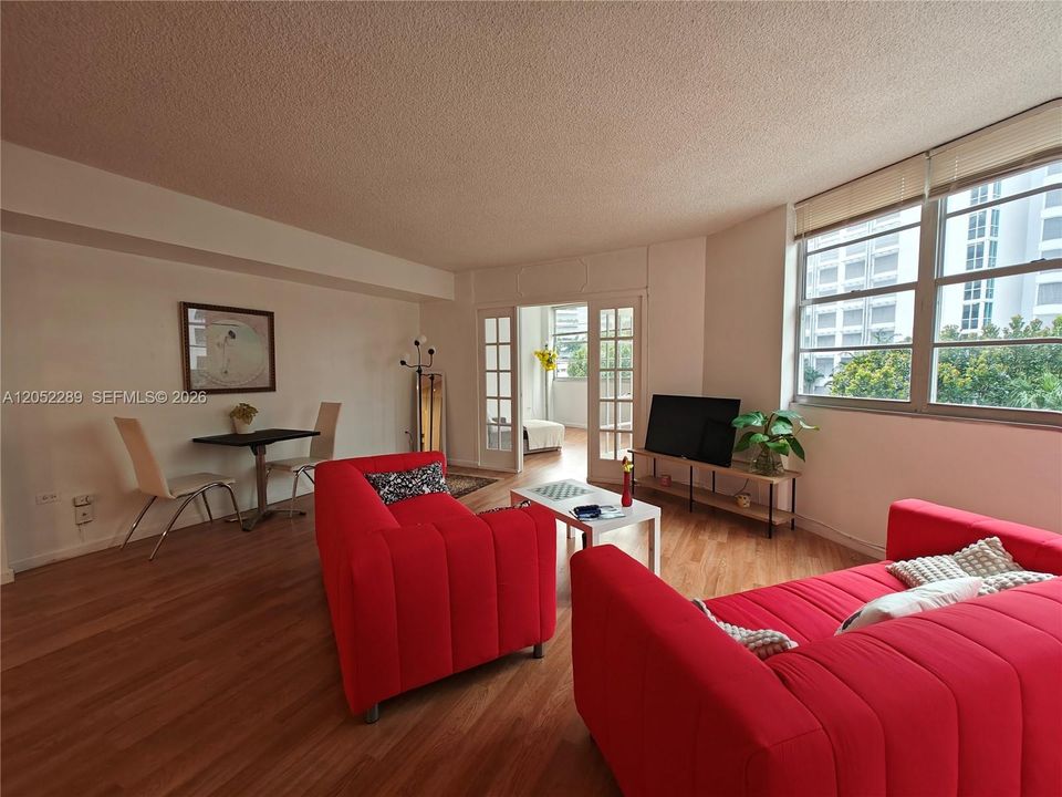 For Sale: $392,500 (2 beds, 2 baths, 990 Square Feet)