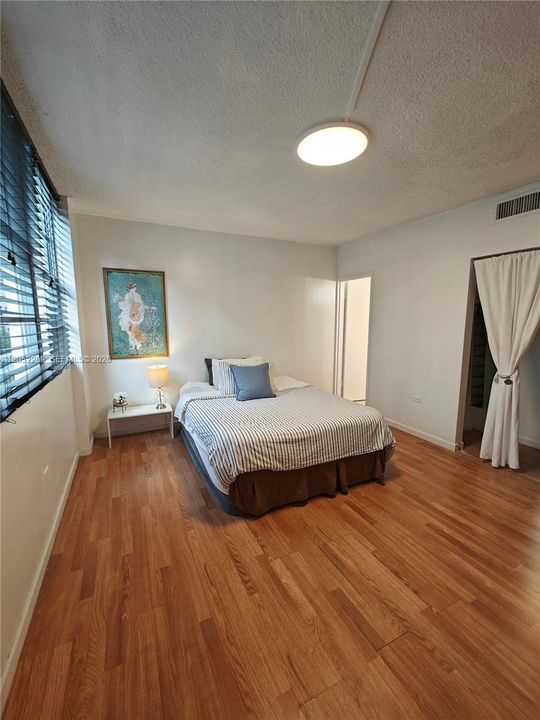 For Sale: $392,500 (2 beds, 2 baths, 990 Square Feet)