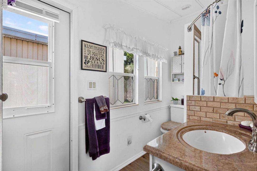 Master Bathroom4