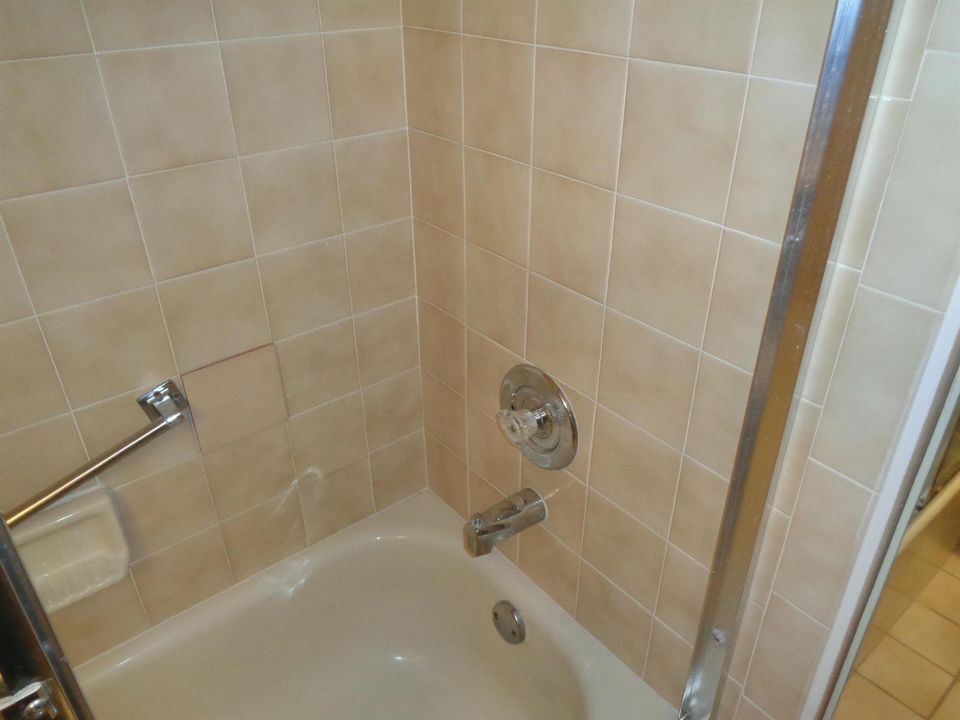 Guest W / Tub