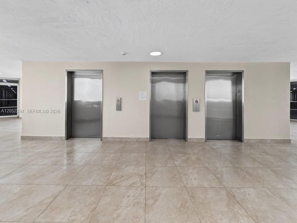Activo con contrato: $2,300 (2 camas, 2 baños, 910 Pies cuadrados)
