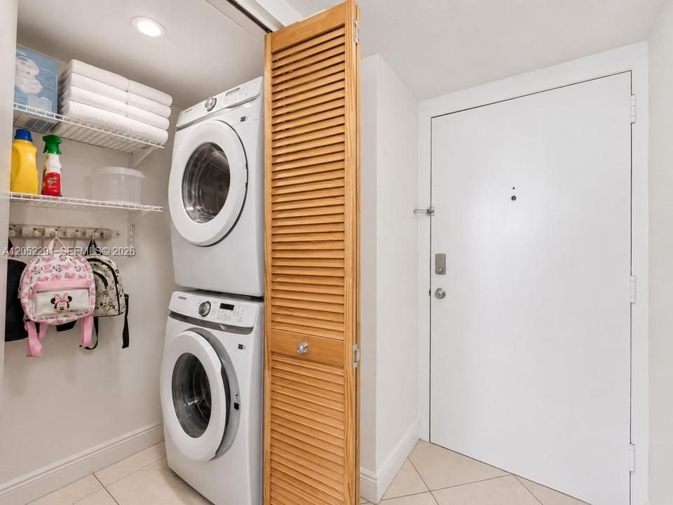 Activo con contrato: $2,300 (2 camas, 2 baños, 910 Pies cuadrados)