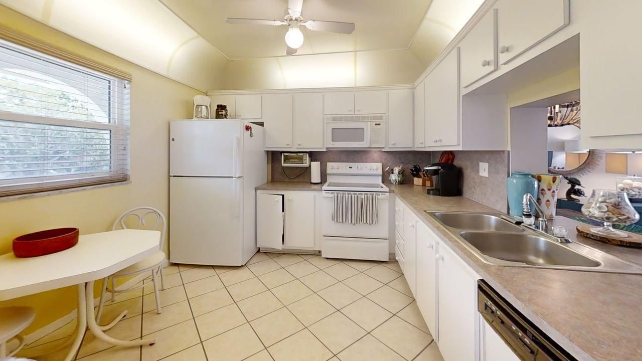 250-NE-20th-St-232-Kitchen 1