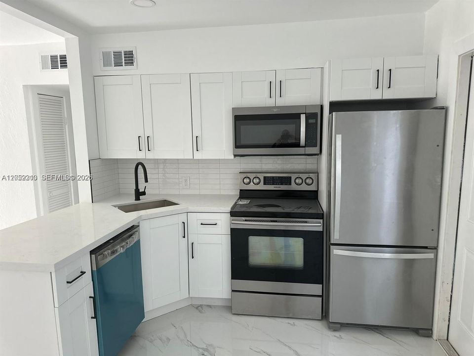 For Rent: $2,250 (2 beds, 1 baths, 1000 Square Feet)