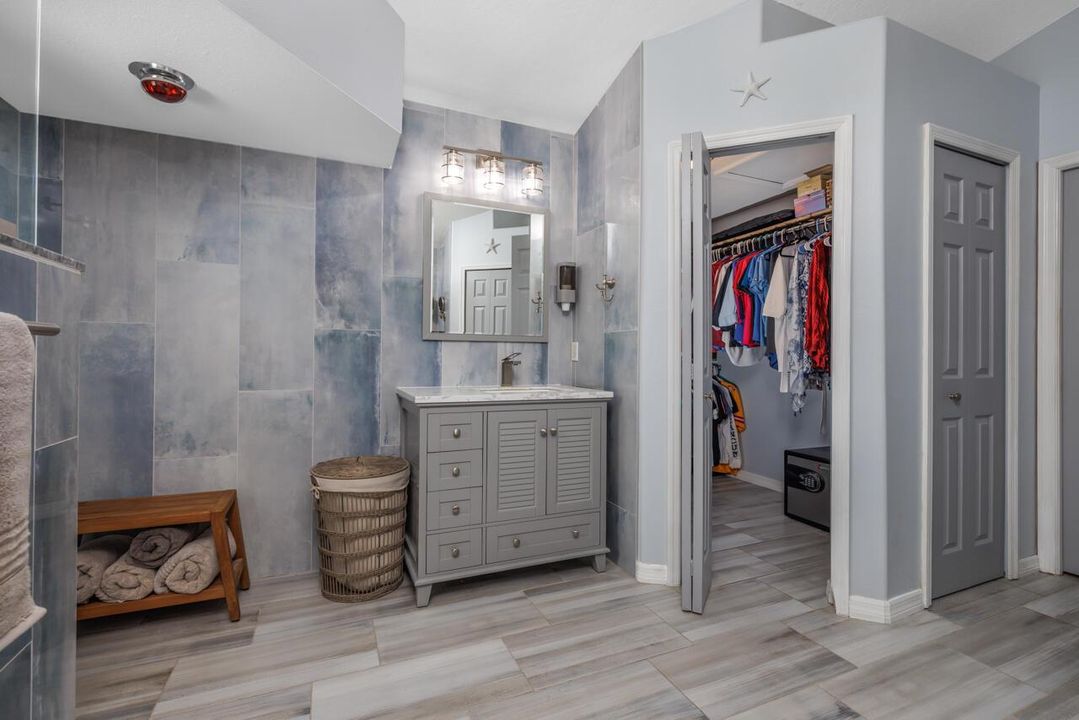 MASTER BATH & WALK-IN CLOSET
