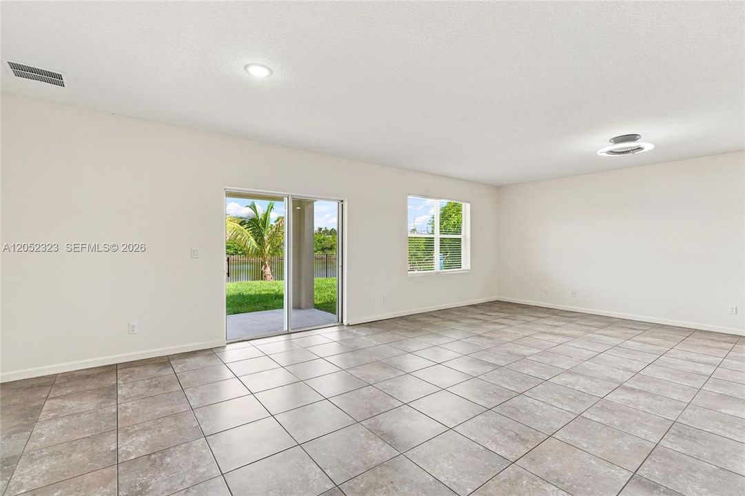 Activo con contrato: $399,999 (4 camas, 2 baños, 1916 Pies cuadrados)