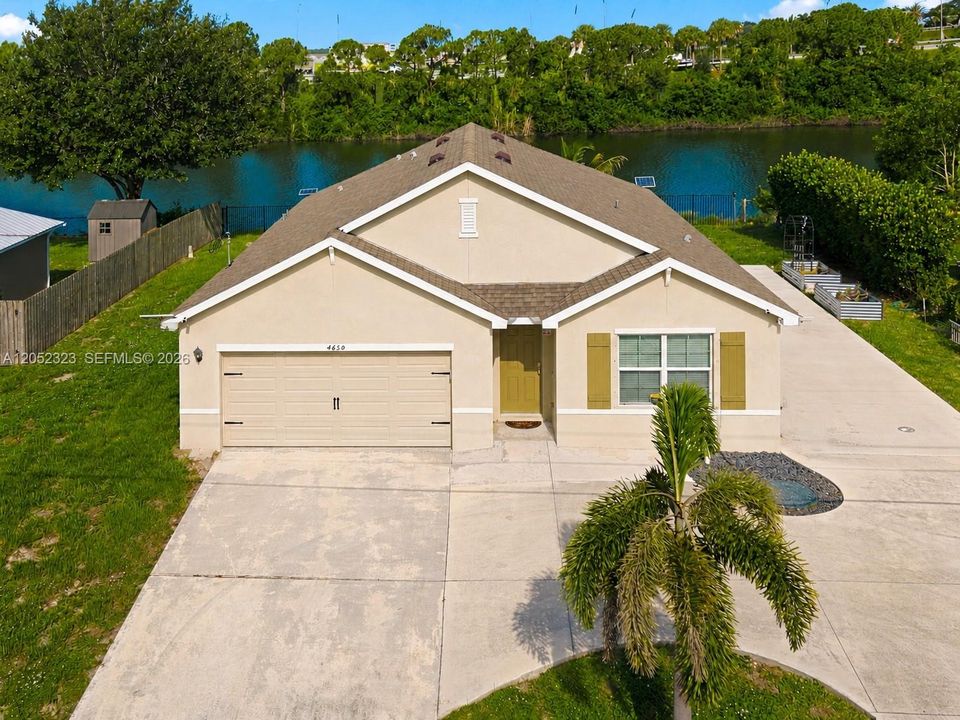 Activo con contrato: $399,999 (4 camas, 2 baños, 1916 Pies cuadrados)