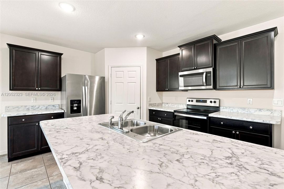 Activo con contrato: $399,999 (4 camas, 2 baños, 1916 Pies cuadrados)