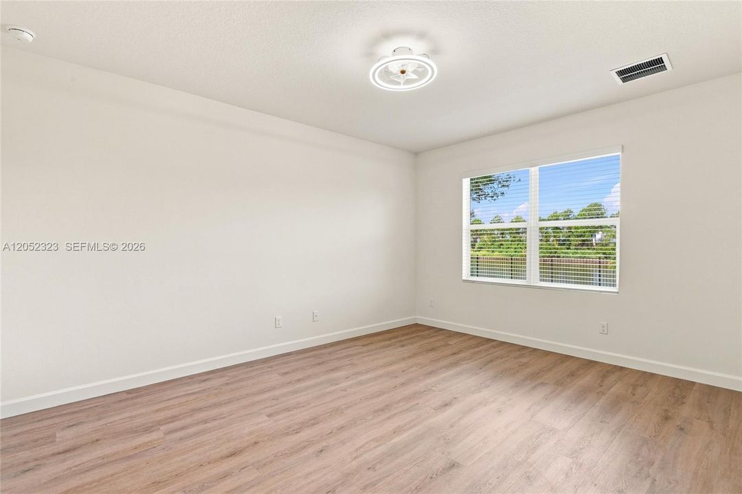 Activo con contrato: $399,999 (4 camas, 2 baños, 1916 Pies cuadrados)