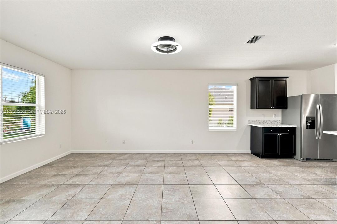 Activo con contrato: $399,999 (4 camas, 2 baños, 1916 Pies cuadrados)