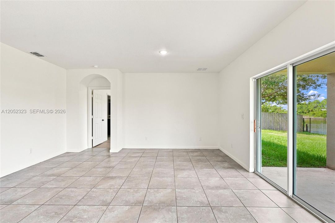Activo con contrato: $399,999 (4 camas, 2 baños, 1916 Pies cuadrados)
