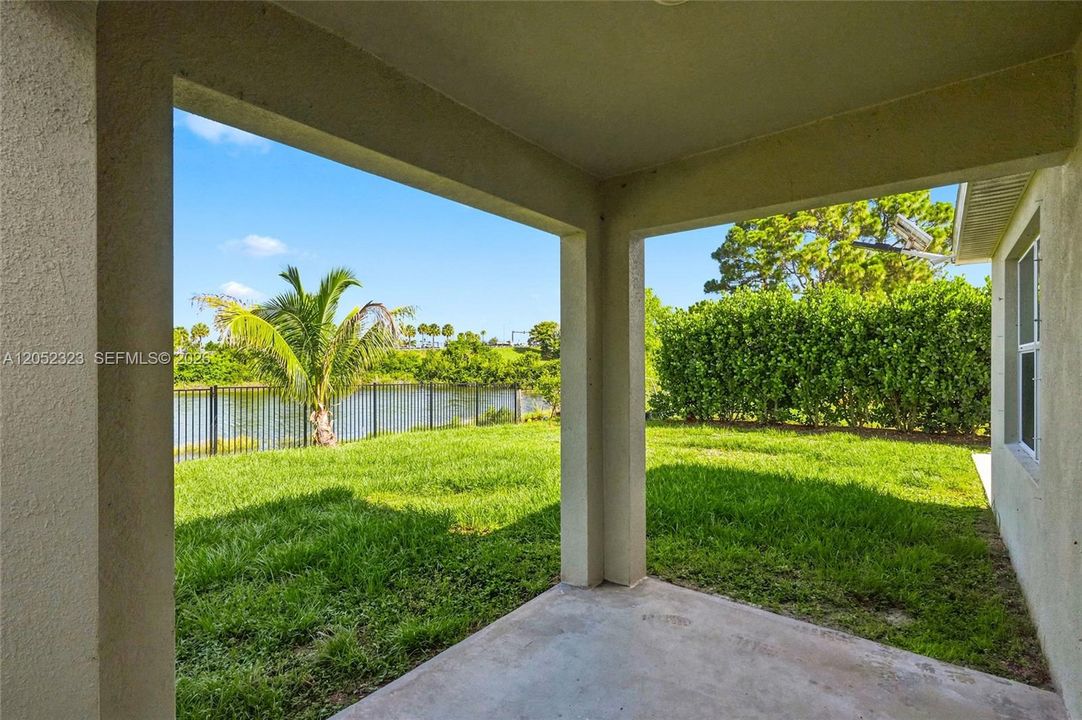 Activo con contrato: $399,999 (4 camas, 2 baños, 1916 Pies cuadrados)