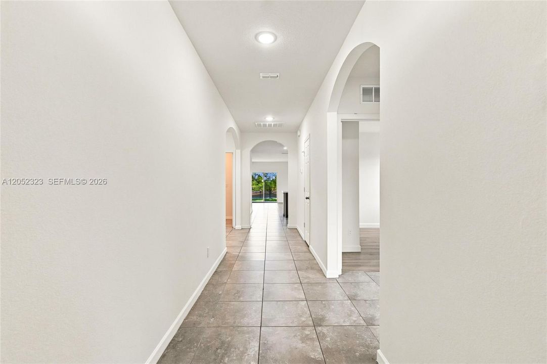 Activo con contrato: $399,999 (4 camas, 2 baños, 1916 Pies cuadrados)