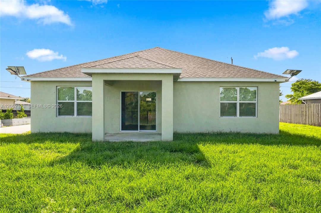 Activo con contrato: $399,999 (4 camas, 2 baños, 1916 Pies cuadrados)