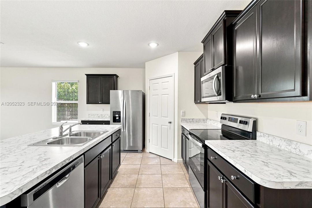 Activo con contrato: $399,999 (4 camas, 2 baños, 1916 Pies cuadrados)