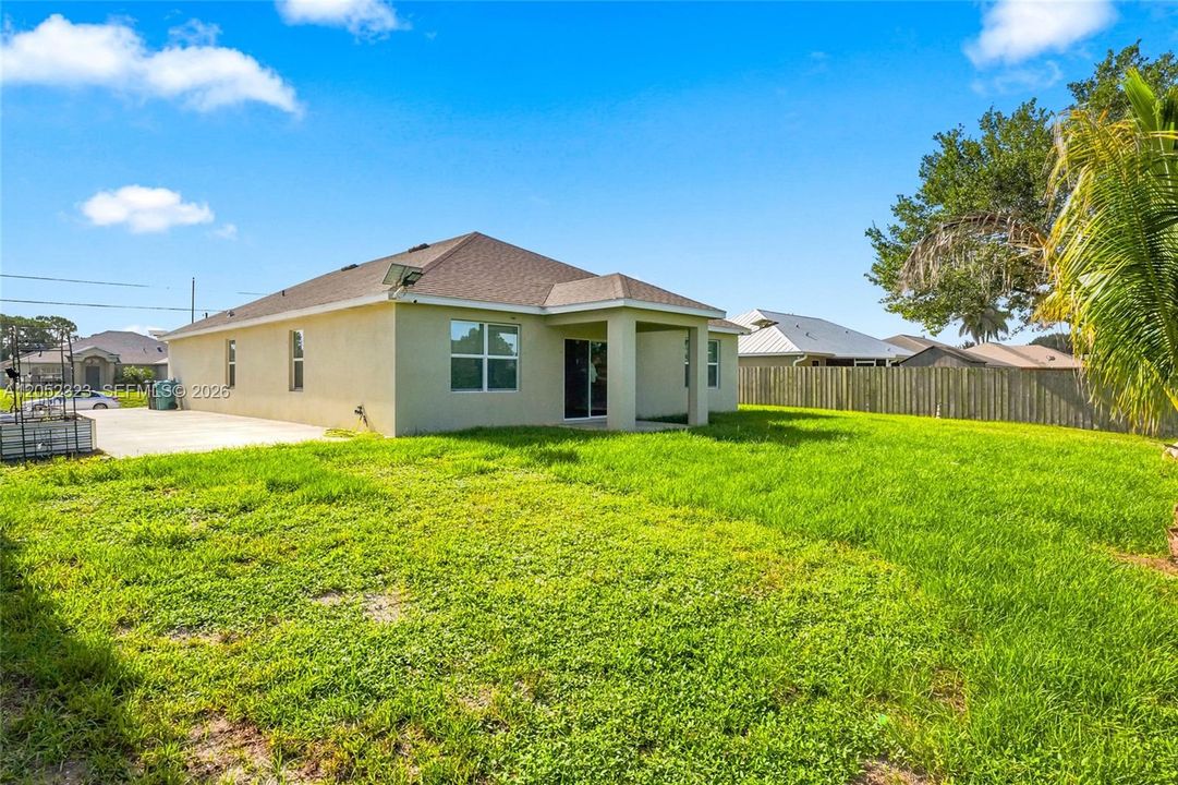 Activo con contrato: $399,999 (4 camas, 2 baños, 1916 Pies cuadrados)
