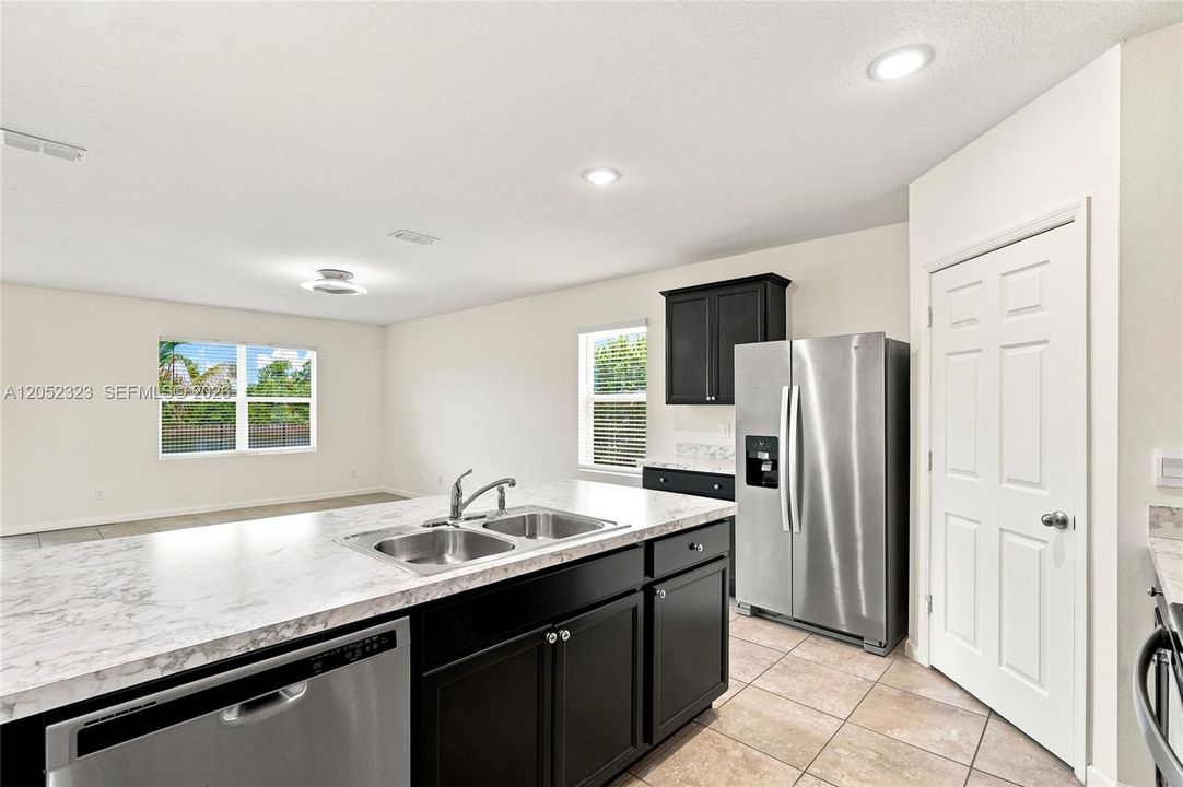 Activo con contrato: $399,999 (4 camas, 2 baños, 1916 Pies cuadrados)