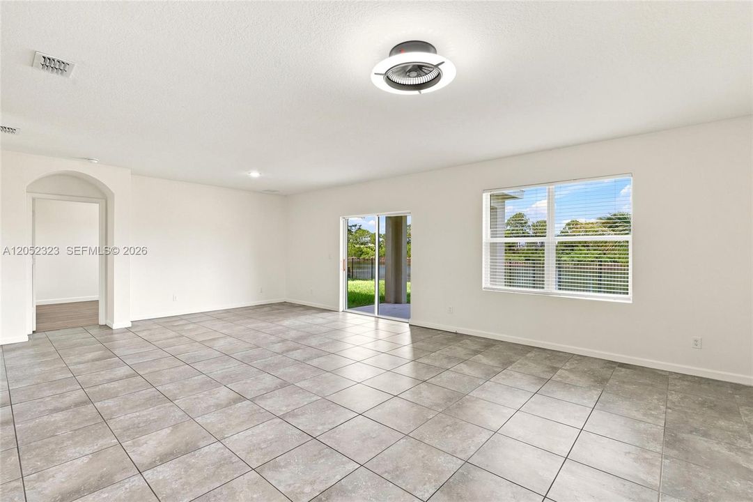 Activo con contrato: $399,999 (4 camas, 2 baños, 1916 Pies cuadrados)