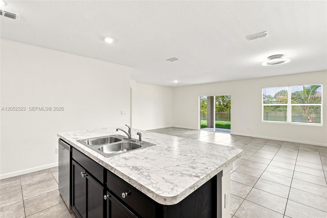 Activo con contrato: $399,999 (4 camas, 2 baños, 1916 Pies cuadrados)