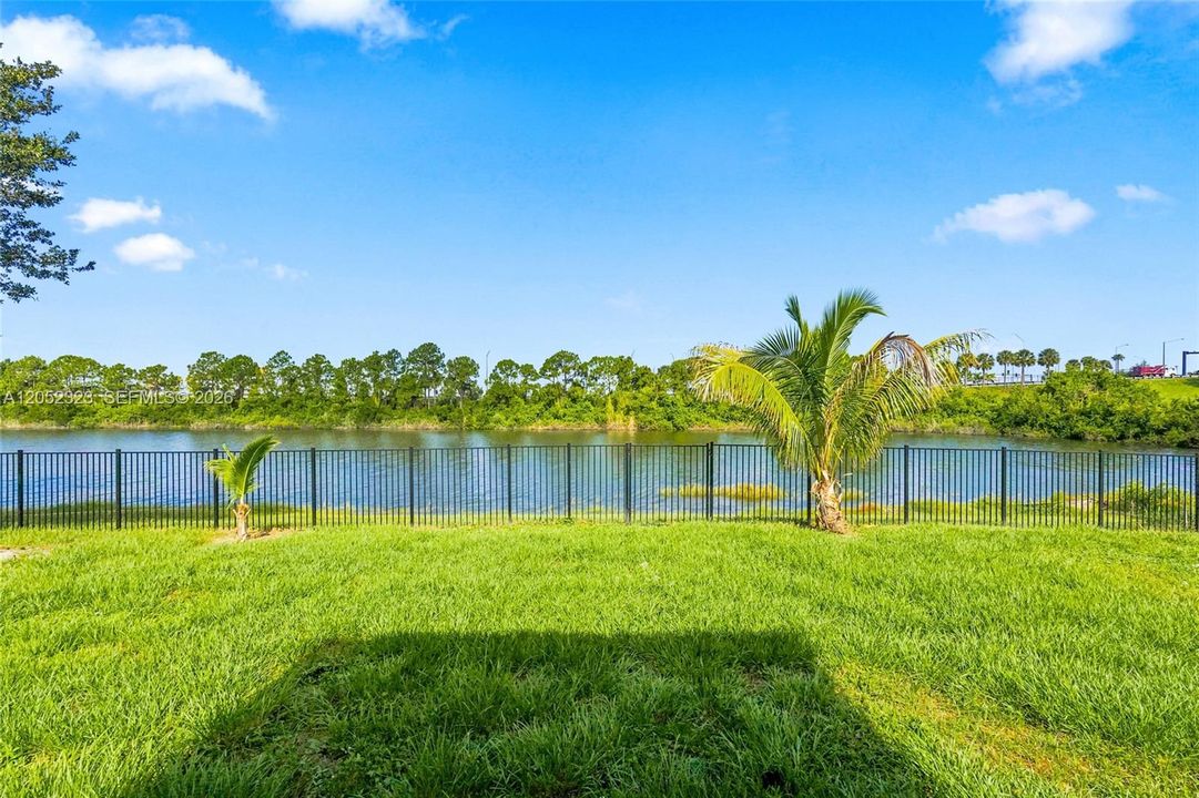 Activo con contrato: $399,999 (4 camas, 2 baños, 1916 Pies cuadrados)