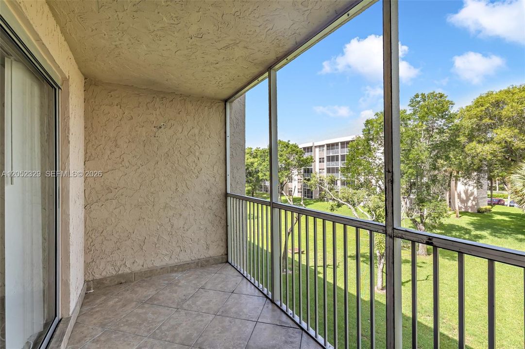 For Sale: $179,000 (2 beds, 2 baths, 990 Square Feet)