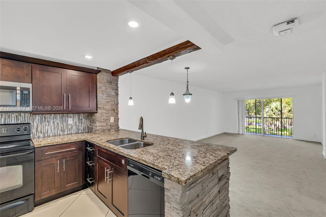 For Sale: $179,000 (2 beds, 2 baths, 990 Square Feet)