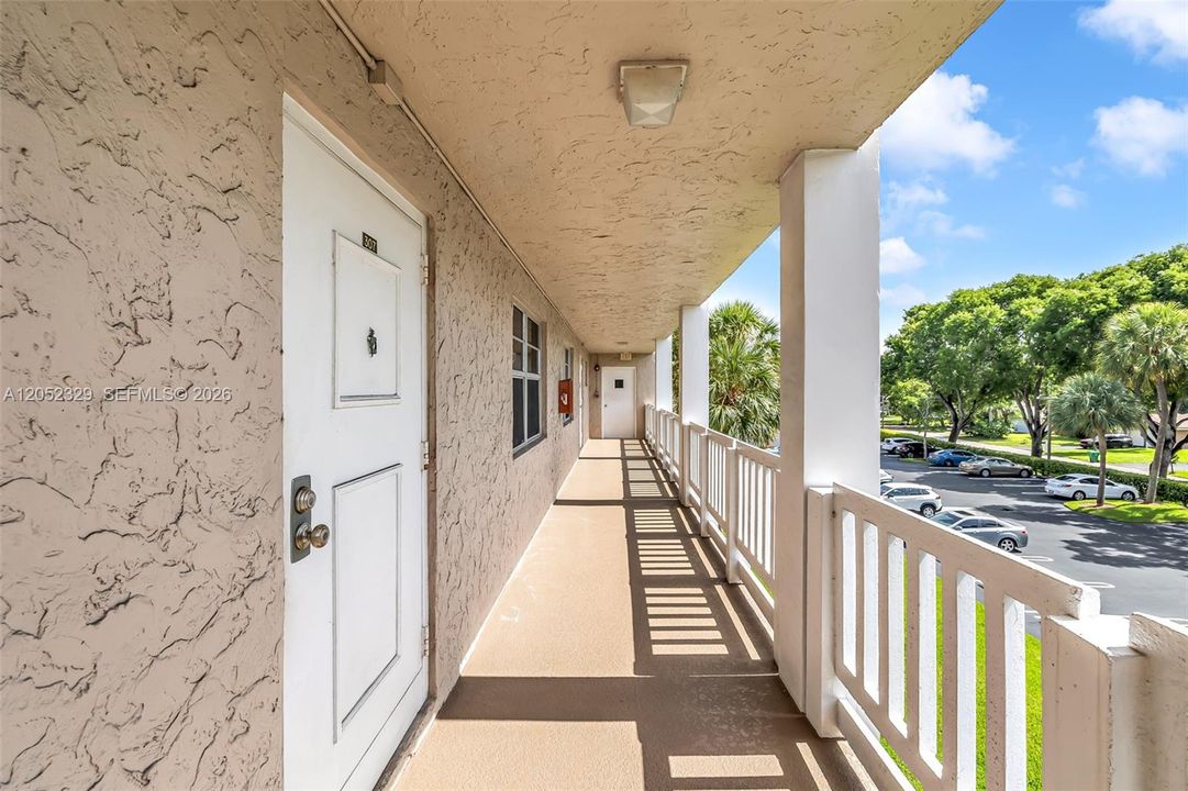 For Sale: $179,000 (2 beds, 2 baths, 990 Square Feet)
