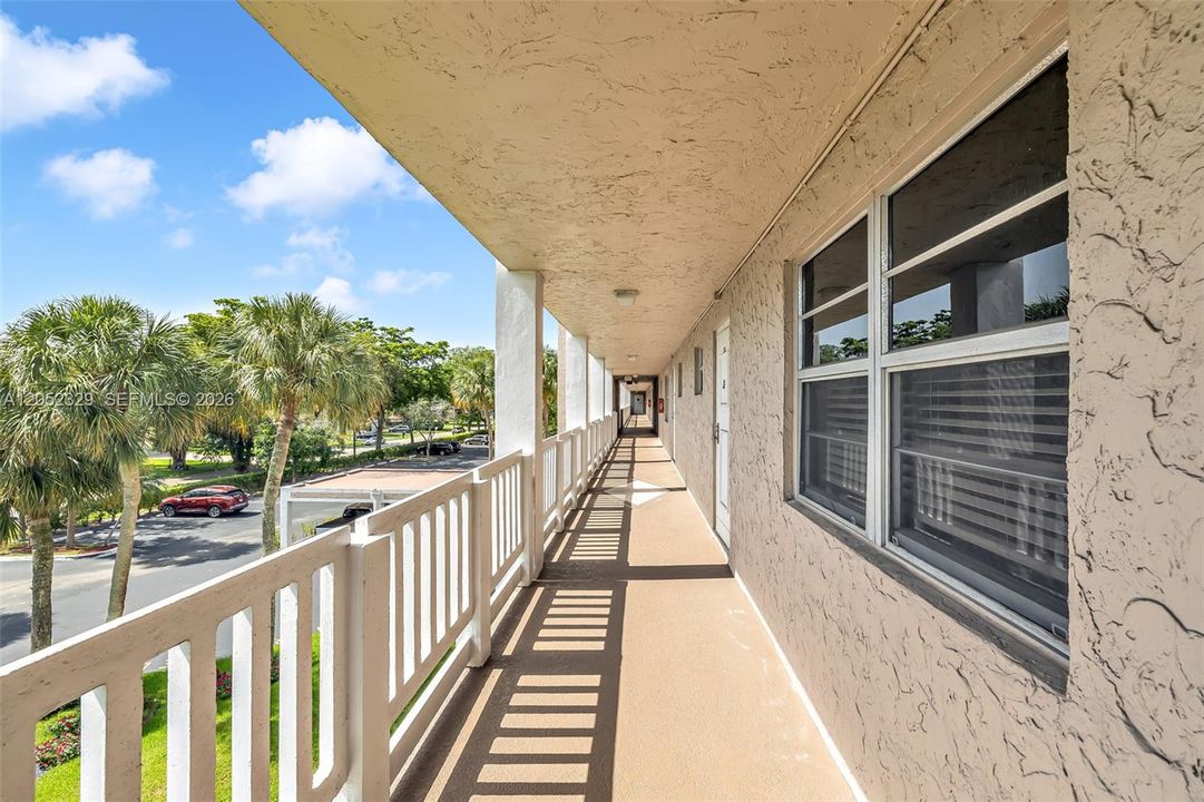 For Sale: $179,000 (2 beds, 2 baths, 990 Square Feet)