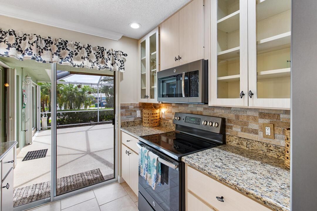 1220 NW Sun Terrace Circle-33