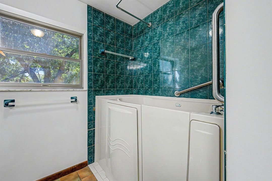 Bathroom 2 tub