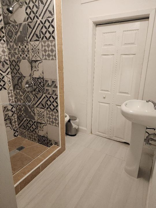 For Rent: $1,300 (1 beds, 1 baths, 1200 Square Feet)