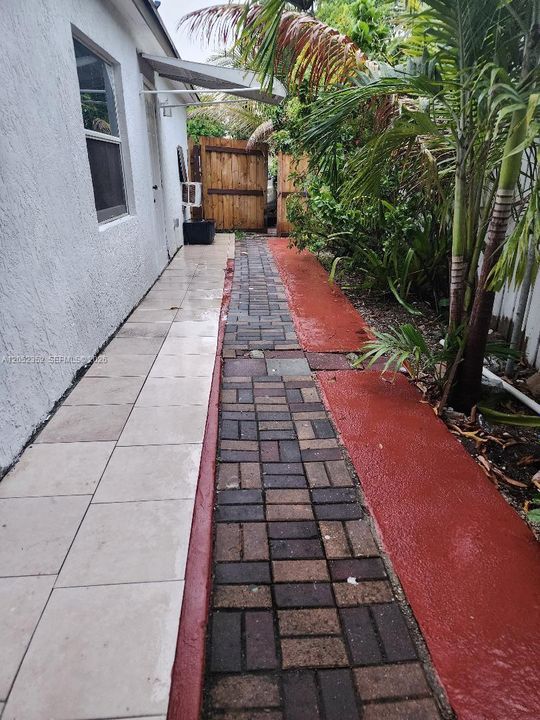 For Rent: $1,300 (1 beds, 1 baths, 1200 Square Feet)