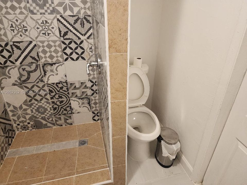 For Rent: $1,300 (1 beds, 1 baths, 1200 Square Feet)