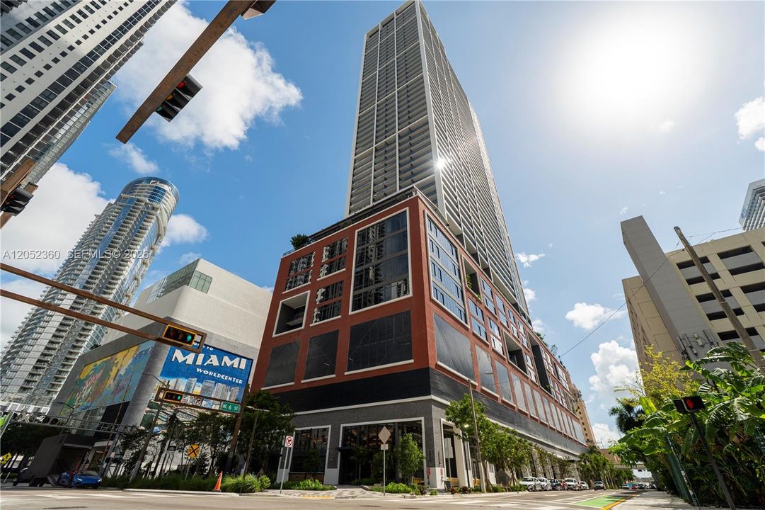 For Sale: $585,000 (1 beds, 1 baths, 463 Square Feet)