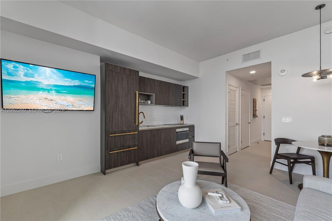 For Sale: $585,000 (1 beds, 1 baths, 463 Square Feet)