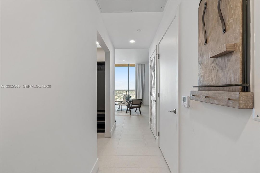 For Sale: $585,000 (1 beds, 1 baths, 463 Square Feet)