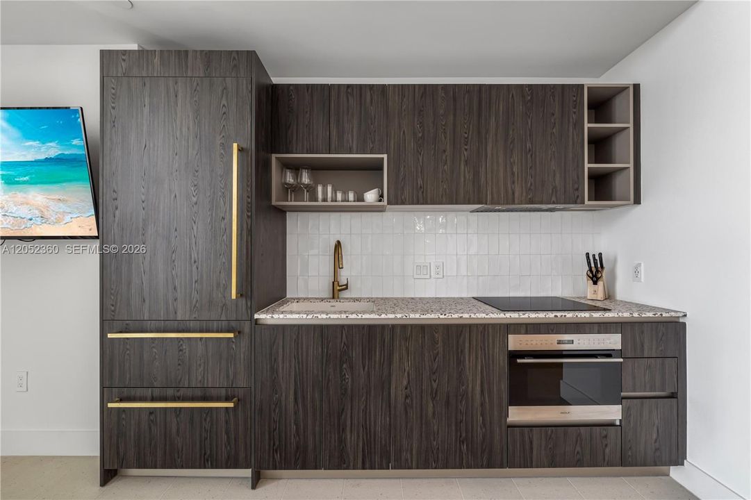 For Sale: $585,000 (1 beds, 1 baths, 463 Square Feet)