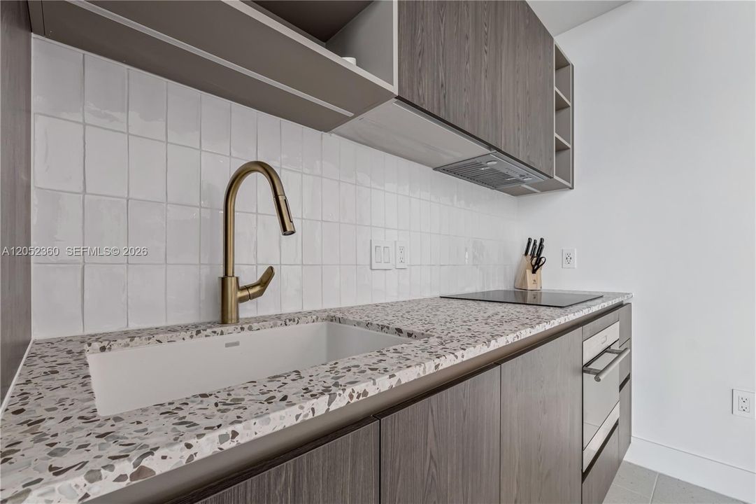 For Sale: $585,000 (1 beds, 1 baths, 463 Square Feet)