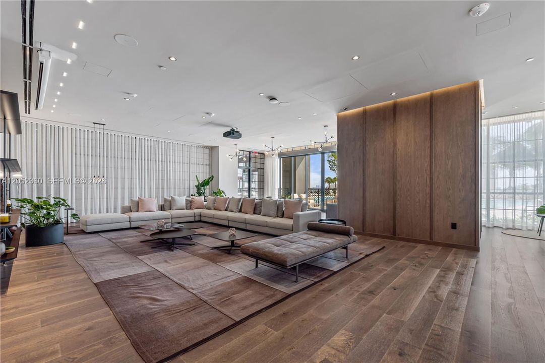 For Sale: $585,000 (1 beds, 1 baths, 463 Square Feet)