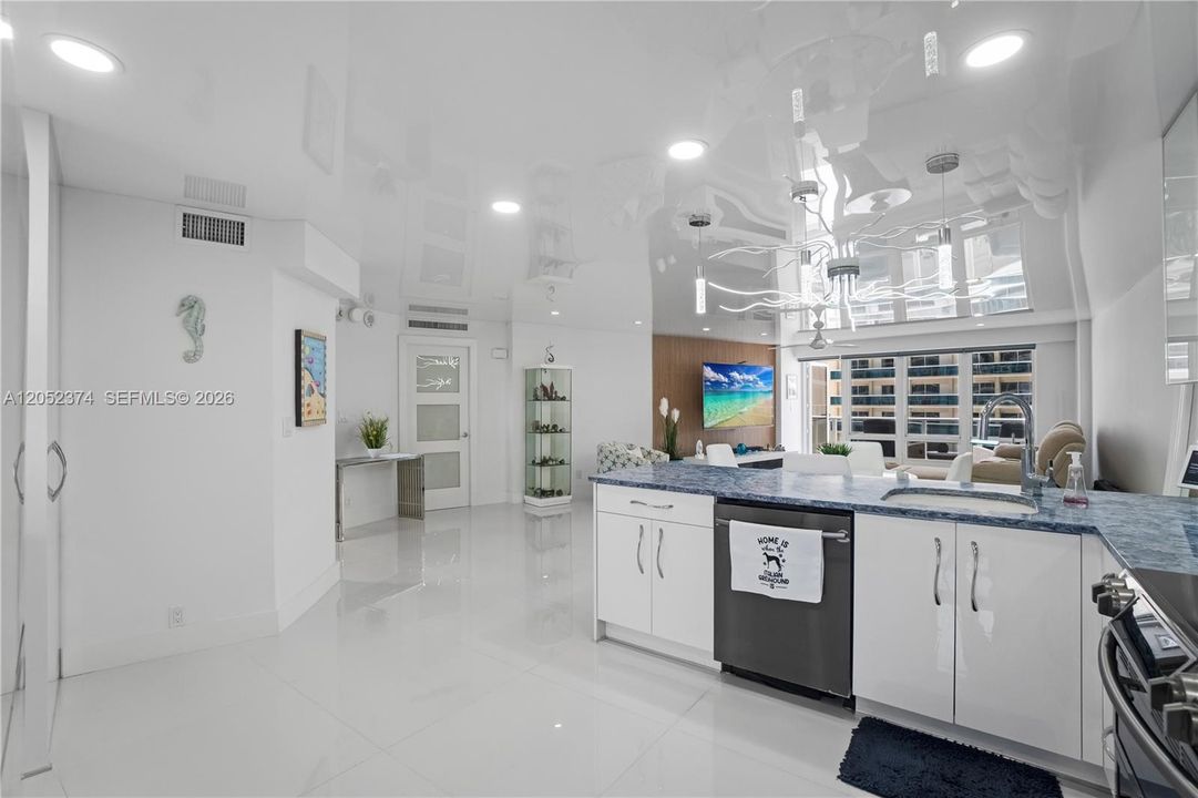 For Sale: $579,000 (1 beds, 1 baths, 1320 Square Feet)