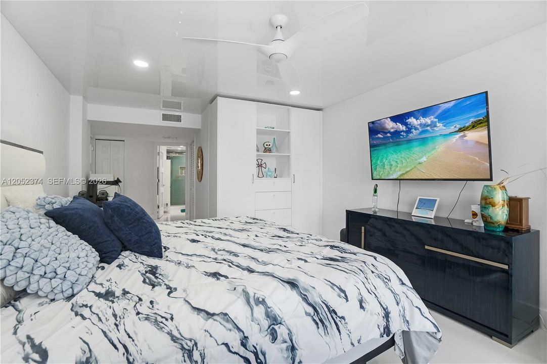 For Sale: $579,000 (1 beds, 1 baths, 1320 Square Feet)